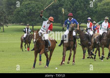 Oak Brook, Illinois, USA. 23. Juni 2019. Die Mexiko internationale Polo Club konkurriert mit dem Oak Brook Polo Club, der Butler Challenge Cup am Sonntag, 23. Juni 2019 in Oak Brook, Illinois (ein Vorort von Chicago) gehostet werden. Endstand war 8 bis 6 mit Oak Brook verdienen den Gewinnen. Die Michael Butler Familie war an Hand der Trophäe zu präsentieren. Credit: Karen I. Hirsch/ZUMA Draht/Alamy leben Nachrichten Stockfoto