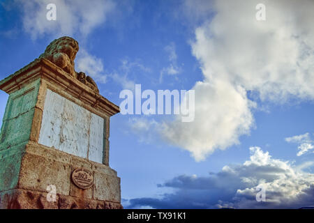 Alte Sockel Schild mit blauem Himmel und Wolken Stockfoto