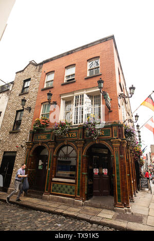 Die Quays Bar auf der Temple Bar und Fownes Street Lower in Dublin, Irland. Stockfoto