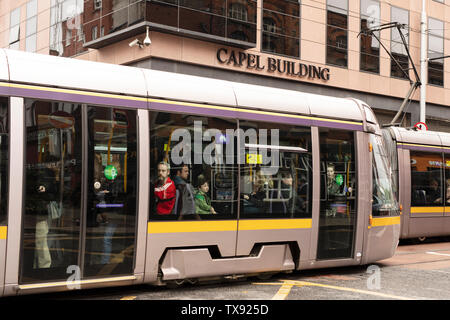 Zwei Straßenbahnen Kreuz vor der Capel Gebäude auf Chancery Street in Dublin, Irland. Stockfoto