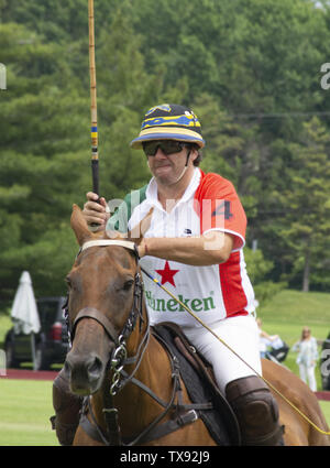 Juni 23, 2019 - Oak Brook, Illinois, USA - Mexiko internationale Polo Club konkurriert mit dem Oak Brook Polo Club, der Butler Challenge Cup am Sonntag, 23. Juni 2019 in Oak Brook, Illinois (ein Vorort von Chicago) gehostet werden. Endstand war 8 bis 6 mit Oak Brook verdienen den Gewinnen. Die Michael Butler Familie war an Hand der Trophäe zu präsentieren. Im Bild: Mexiko Internationale polo Player (Credit Bild: © Karen I. Hirsch/ZUMA Draht) Stockfoto