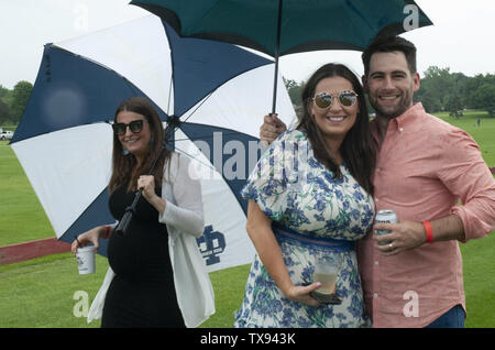 Oak Brook, Illinois, USA. 23. Juni 2019. Die Mexiko internationale Polo Club konkurriert mit dem Oak Brook Polo Club, der Butler Challenge Cup am Sonntag, 23. Juni 2019 in Oak Brook, Illinois (ein Vorort von Chicago) gehostet werden. Endstand war 8 bis 6 mit Oak Brook verdienen den Gewinnen. Die Michael Butler Familie war an Hand der Trophäe zu präsentieren. Credit: Karen I. Hirsch/ZUMA Draht/Alamy leben Nachrichten Stockfoto