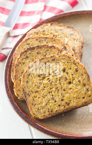 Glutenfreies Brot auf dem Teller. Stockfoto