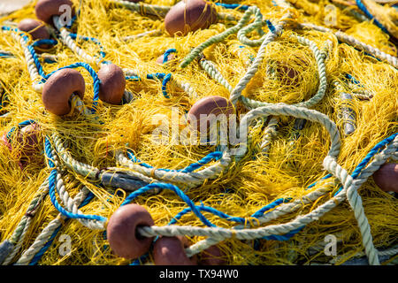 Heap der Fischernetze mit Seil und floatings Stockfoto