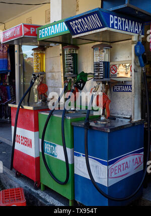 Shop mit Benzin pumpen für lokale Motorrad Verkehr, in Ubud, Indonesien Stockfoto