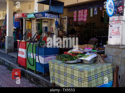 Shop mit Benzin pumpen für lokale Motorrad Verkehr, in Ubud, Indonesien Stockfoto