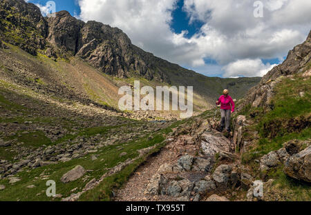 Walker verlassen Ziegen Wasser unter Dow Crag im Coniston Fells von Cumbria Stockfoto