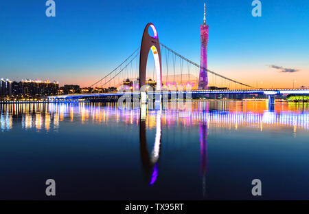 Nachtansicht von Guangzhou Turm und Katzen Brücke Stockfoto