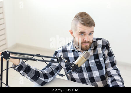 Radio, dj, Blogger und Personen Konzept - junge Schöne dj bei Home Studio Stockfoto