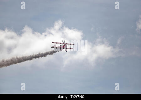 Paris-Le Bourget, Frankreich. 23. Juni 2019. Emiliano Del Buono Piloten der Boeing Stearman Flugzeuge für Wingwalking Danielle Del Buono. Stockfoto