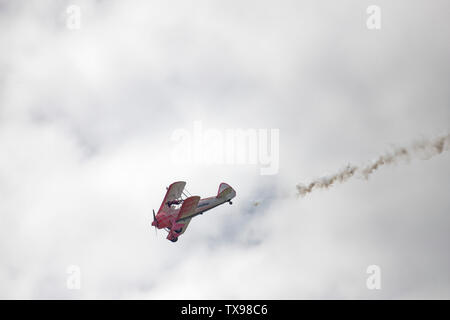 Paris-Le Bourget, Frankreich. 23. Juni 2019. Emiliano Del Buono Piloten der Boeing Stearman Flugzeuge für Wingwalking Danielle Del Buono. Stockfoto