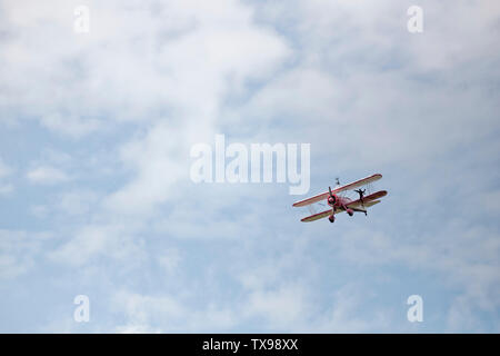 Paris-Le Bourget, Frankreich. 23. Juni 2019. Emiliano Del Buono Piloten der Boeing Stearman Flugzeuge für Wingwalking Danielle Del Buono. Stockfoto