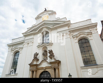 In Prag in der Tschechischen Republik - 8. Juni 2019: Basilika der Himmelfahrt im Kloster Strahov in Prag, Tschechische Republik. Eine barocke Kirche in Böhmen. Stockfoto