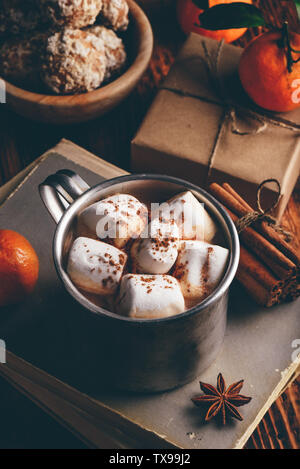 Rustikale Tasse heiße Schokolade mit Marshmallows in rustikalem Ambiente Stockfoto