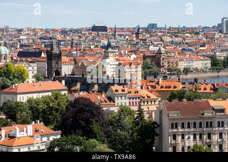 Antenne Stadtbild von Prag mit Charles Brücke und der Altstadt - Blick von der Hradschin Schloss Stockfoto