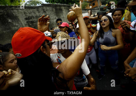 Juni 24, 2019 - Borburata, Carabobo, Venezuela - 24. Juni 2019. Bewohner und Touristen zu San Juan Bautista gewidmet, beteiligen sich an der Feier von San Juan Bautista. Zwischen Getränke Spirituosen, Rumpeln der Trommeln, guaruras, Maracas und charrascas, Musik wird immer durch Tanz, zieht Devotees bevorzugt im Austausch für das Versprechen auf Wunsch begleitet. In Venezuela, diese Feier findet in den Städten entlang der Küsten der Miranda, Aragua und Carabobo Staaten. Die Fotos entsprechen der Bevölkerung von Borburata im Bundesstaat Carabobo. Foto: Juan Carlos Hernandez (Credit Bild: © Juan Ca Stockfoto