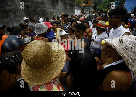 Juni 24, 2019 - Borburata, Carabobo, Venezuela - 24. Juni 2019. Bewohner und Touristen zu San Juan Bautista gewidmet, beteiligen sich an der Feier von San Juan Bautista. Zwischen Getränke Spirituosen, Rumpeln der Trommeln, guaruras, Maracas und charrascas, Musik wird immer durch Tanz, zieht Devotees bevorzugt im Austausch für das Versprechen auf Wunsch begleitet. In Venezuela, diese Feier findet in den Städten entlang der Küsten der Miranda, Aragua und Carabobo Staaten. Die Fotos entsprechen der Bevölkerung von Borburata im Bundesstaat Carabobo. Foto: Juan Carlos Hernandez (Credit Bild: © Juan Ca Stockfoto