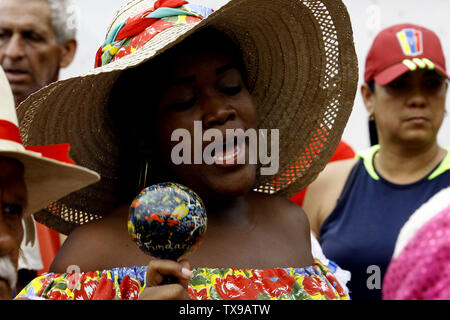 Juni 24, 2019 - Borburata, Carabobo, Venezuela - 24. Juni 2019. Bewohner und Touristen zu San Juan Bautista gewidmet, beteiligen sich an der Feier von San Juan Bautista. Zwischen Getränke Spirituosen, Rumpeln der Trommeln, guaruras, Maracas und charrascas, Musik wird immer durch Tanz, zieht Devotees bevorzugt im Austausch für das Versprechen auf Wunsch begleitet. In Venezuela, diese Feier findet in den Städten entlang der Küsten der Miranda, Aragua und Carabobo Staaten. Die Fotos entsprechen der Bevölkerung von Borburata im Bundesstaat Carabobo. Foto: Juan Carlos Hernandez (Credit Bild: © Juan Ca Stockfoto