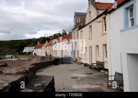 Cottages am schottischen Küstendorf Pittenweem in der Pfeife. Die Ferienhäuser liegen direkt am Wasser und Blick auf den Firth von weiter. Stockfoto