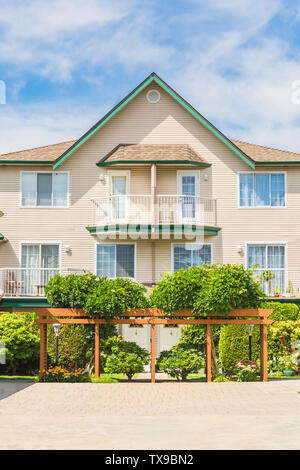 3-stöckiges luxuriöses Wohnhaus mit blume Galerie vor. Stockfoto