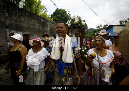 Juni 24, 2019 - Borburata, Carabobo, Venezuela - 24. Juni 2019. Bewohner und Touristen zu San Juan Bautista gewidmet, beteiligen sich an der Feier von San Juan Bautista. Zwischen Getränke Spirituosen, Rumpeln der Trommeln, guaruras, Maracas und charrascas, Musik wird immer durch Tanz, zieht Devotees bevorzugt im Austausch für das Versprechen auf Wunsch begleitet. In Venezuela, diese Feier findet in den Städten entlang der Küsten der Miranda, Aragua und Carabobo Staaten. Die Fotos entsprechen der Bevölkerung von Borburata im Bundesstaat Carabobo. Foto: Juan Carlos Hernandez (Credit Bild: © Juan Ca Stockfoto