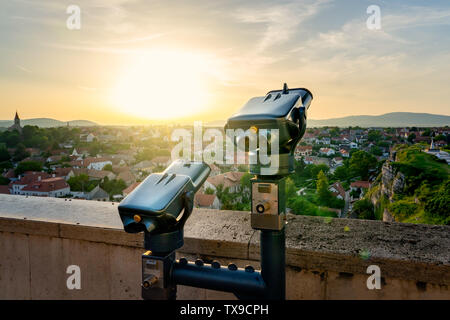 Münzautomaten Binocular viewer Neben der grünen Hügel Garten in der Mitte der alten Stadt Veszprem, Ungarn bei Sonnenuntergang Cliff Stockfoto