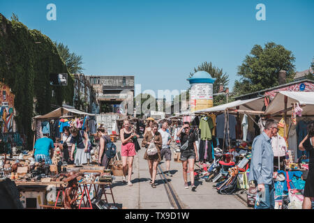 Berlin, Deutschland - Juni 2019: Menschen auf Raw Flohmarkt auf einem sonnigen Sonntag in Berlin, Friedrichshain Stockfoto