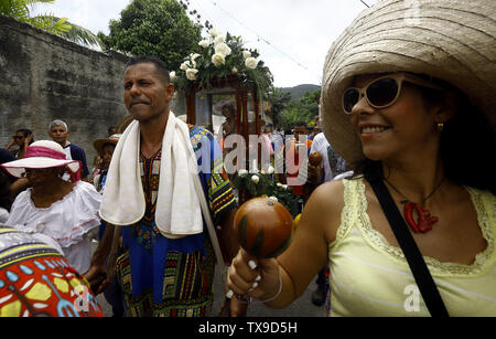 Juni 24, 2019 - Borburata, Carabobo, Venezuela - 24. Juni 2019. Bewohner und Touristen zu San Juan Bautista gewidmet, beteiligen sich an der Feier von San Juan Bautista. Zwischen Getränke Spirituosen, Rumpeln der Trommeln, guaruras, Maracas und charrascas, Musik wird immer durch Tanz, zieht Devotees bevorzugt im Austausch für das Versprechen auf Wunsch begleitet. In Venezuela, diese Feier findet in den Städten entlang der Küsten der Miranda, Aragua und Carabobo Staaten. Die Fotos entsprechen der Bevölkerung von Borburata im Bundesstaat Carabobo. Foto: Juan Carlos Hernandez (Credit Bild: © Juan Ca Stockfoto