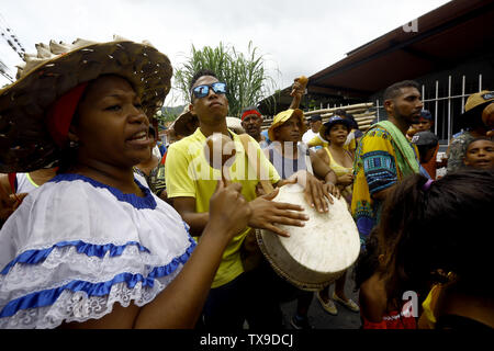 Juni 24, 2019 - Borburata, Carabobo, Venezuela - 24. Juni 2019. Bewohner und Touristen zu San Juan Bautista gewidmet, beteiligen sich an der Feier von San Juan Bautista. Zwischen Getränke Spirituosen, Rumpeln der Trommeln, guaruras, Maracas und charrascas, Musik wird immer durch Tanz, zieht Devotees bevorzugt im Austausch für das Versprechen auf Wunsch begleitet. In Venezuela, diese Feier findet in den Städten entlang der Küsten der Miranda, Aragua und Carabobo Staaten. Die Fotos entsprechen der Bevölkerung von Borburata im Bundesstaat Carabobo. Foto: Juan Carlos Hernandez (Credit Bild: © Juan Ca Stockfoto