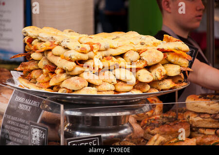 Käse Brot Stick zum Verkauf auf dem Markt in Borough Market, London, England Abschaltdruck Stockfoto