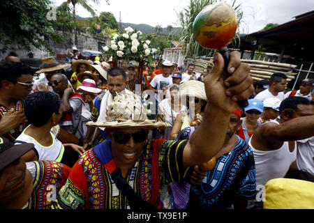 Juni 24, 2019 - Borburata, Carabobo, Venezuela - 24. Juni 2019. Bewohner und Touristen zu San Juan Bautista gewidmet, beteiligen sich an der Feier von San Juan Bautista. Zwischen Getränke Spirituosen, Rumpeln der Trommeln, guaruras, Maracas und charrascas, Musik wird immer durch Tanz, zieht Devotees bevorzugt im Austausch für das Versprechen auf Wunsch begleitet. In Venezuela, diese Feier findet in den Städten entlang der Küsten der Miranda, Aragua und Carabobo Staaten. Die Fotos entsprechen der Bevölkerung von Borburata im Bundesstaat Carabobo. Foto: Juan Carlos Hernandez (Credit Bild: © Juan Ca Stockfoto