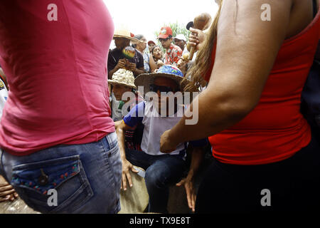 Juni 24, 2019 - Borburata, Carabobo, Venezuela - 24. Juni 2019. Bewohner und Touristen zu San Juan Bautista gewidmet, beteiligen sich an der Feier von San Juan Bautista. Zwischen Getränke Spirituosen, Rumpeln der Trommeln, guaruras, Maracas und charrascas, Musik wird immer durch Tanz, zieht Devotees bevorzugt im Austausch für das Versprechen auf Wunsch begleitet. In Venezuela, diese Feier findet in den Städten entlang der Küsten der Miranda, Aragua und Carabobo Staaten. Die Fotos entsprechen der Bevölkerung von Borburata im Bundesstaat Carabobo. Foto: Juan Carlos Hernandez (Credit Bild: © Juan Ca Stockfoto