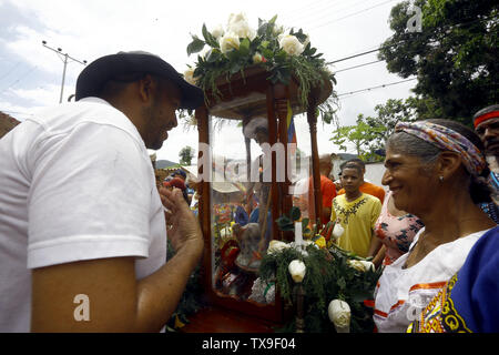 Juni 24, 2019 - Borburata, Carabobo, Venezuela - 24. Juni 2019. Bewohner und Touristen zu San Juan Bautista gewidmet, beteiligen sich an der Feier von San Juan Bautista. Zwischen Getränke Spirituosen, Rumpeln der Trommeln, guaruras, Maracas und charrascas, Musik wird immer durch Tanz, zieht Devotees bevorzugt im Austausch für das Versprechen auf Wunsch begleitet. In Venezuela, diese Feier findet in den Städten entlang der Küsten der Miranda, Aragua und Carabobo Staaten. Die Fotos entsprechen der Bevölkerung von Borburata im Bundesstaat Carabobo. Foto: Juan Carlos Hernandez (Credit Bild: © Juan Ca Stockfoto