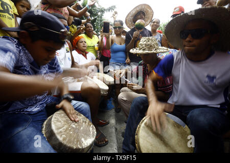 Juni 24, 2019 - Borburata, Carabobo, Venezuela - 24. Juni 2019. Bewohner und Touristen zu San Juan Bautista gewidmet, beteiligen sich an der Feier von San Juan Bautista. Zwischen Getränke Spirituosen, Rumpeln der Trommeln, guaruras, Maracas und charrascas, Musik wird immer durch Tanz, zieht Devotees bevorzugt im Austausch für das Versprechen auf Wunsch begleitet. In Venezuela, diese Feier findet in den Städten entlang der Küsten der Miranda, Aragua und Carabobo Staaten. Die Fotos entsprechen der Bevölkerung von Borburata im Bundesstaat Carabobo. Foto: Juan Carlos Hernandez (Credit Bild: © Juan Ca Stockfoto