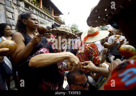 Juni 24, 2019 - Borburata, Carabobo, Venezuela - 24. Juni 2019. Bewohner und Touristen zu San Juan Bautista gewidmet, beteiligen sich an der Feier von San Juan Bautista. Zwischen Getränke Spirituosen, Rumpeln der Trommeln, guaruras, Maracas und charrascas, Musik wird immer durch Tanz, zieht Devotees bevorzugt im Austausch für das Versprechen auf Wunsch begleitet. In Venezuela, diese Feier findet in den Städten entlang der Küsten der Miranda, Aragua und Carabobo Staaten. Die Fotos entsprechen der Bevölkerung von Borburata im Bundesstaat Carabobo. Foto: Juan Carlos Hernandez (Credit Bild: © Juan Ca Stockfoto