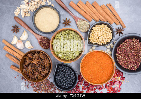 Alle Arten von Gewürzen, Chinesische Gewürze, hohen Winkel overhead Shot Stockfoto