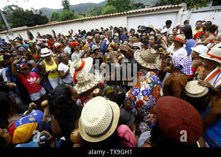 Juni 24, 2019 - Borburata, Carabobo, Venezuela - 24. Juni 2019. Bewohner und Touristen zu San Juan Bautista gewidmet, beteiligen sich an der Feier von San Juan Bautista. Zwischen Getränke Spirituosen, Rumpeln der Trommeln, guaruras, Maracas und charrascas, Musik wird immer durch Tanz, zieht Devotees bevorzugt im Austausch für das Versprechen auf Wunsch begleitet. In Venezuela, diese Feier findet in den Städten entlang der Küsten der Miranda, Aragua und Carabobo Staaten. Die Fotos entsprechen der Bevölkerung von Borburata im Bundesstaat Carabobo. Foto: Juan Carlos Hernandez (Credit Bild: © Juan Ca Stockfoto