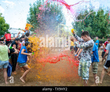 Odesa Rgn. Ukraine, 7. August 2018: Jugendliche in farbigem Wasser im Summer Camp Stockfoto