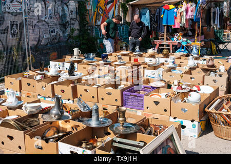 Berlin, Deutschland - Juni 2019: Boxen mit Second Hand Objekte auf Flohmarkt in Berlin Stockfoto