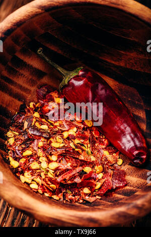 Flocken von gemahlener roter Chili Pfeffer in Houten Stockfoto