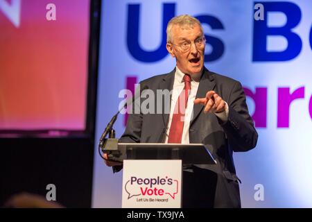 Bild von Chris Bull 22/06/19 Abstimmung Hilary Benn MP der Rallye im neuen Dock Hall, Leeds. www.chrisbullphotographer.com Stockfoto