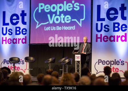 Bild von Chris Bull 22/06/19 Abstimmung Hilary Benn MP der Rallye im neuen Dock Hall, Leeds. www.chrisbullphotographer.com Stockfoto