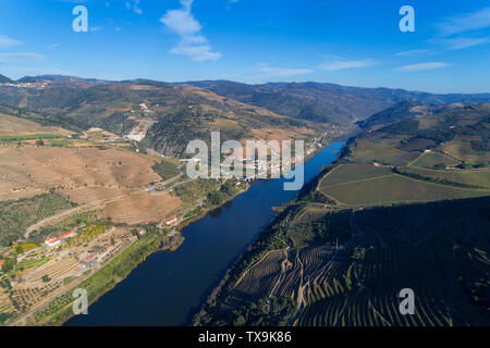 Einen malerischen Blick auf den Fluss Douro Tal und den Fluss mit terrassierten Weinberge in der Nähe des Dorfes Tua, Portugal Stockfoto