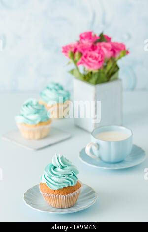 Blau vertikales Banner mit verzierten Cupcakes, Tasse Kaffee mit Milch und Blumenstrauß aus Rosen in retro shabby chic Vase - Schöne congratula Stockfoto