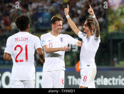 Der Engländer James Maddison (rechts) feiert seine Seiten zweite Ziel zählen während der 2019 UEFA U-21 Europameisterschaft match Im Stadion San Marino, Serravalle. Stockfoto