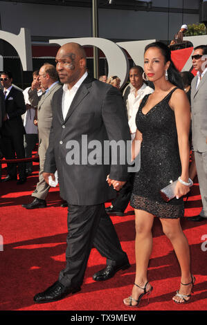 LOS ANGELES, Ca. Juli 15, 2009: Mike Tyson & neue Frau Lakiha Spicer an den 2009 ESPY Awards auf der Nokia L.A. Live Theater, Los Angeles. © 2009 Paul Smith/Featureflash Stockfoto