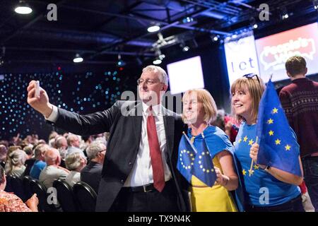 Bild von Chris Bull 22/06/19 Abstimmung Hilary Benn MP der Rallye im neuen Dock Hall, Leeds. www.chrisbullphotographer.com Stockfoto