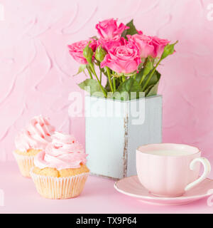 Rosa pastell Banner mit verzierten Cupcakes, Tasse Kaffee mit Milch und Blumenstrauß aus Rosen in retro shabby chic Vase - wunderschöne Gratulation post Stockfoto