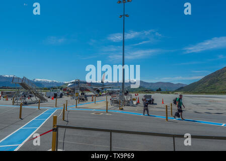 QUEENSTOWN, Neuseeland - Oktober 10, 2018: Das Flugzeug auf dem Flughafen auf dem Hintergrund der schneebedeckten Berge. Kopieren Sie Platz für Text. Stockfoto