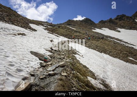 Große Gruppe von Wanderer klettern auf den Gipfel Seen auf Rila-gebirge, einer der besten und beliebtesten Aussichtspunkte von sieben Rila Seen Tour Stockfoto